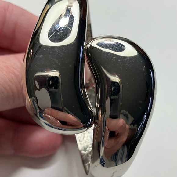 FUMI Unisex Silver Cuff Bracelet, sleek organic wave design - Picture 9 of 16